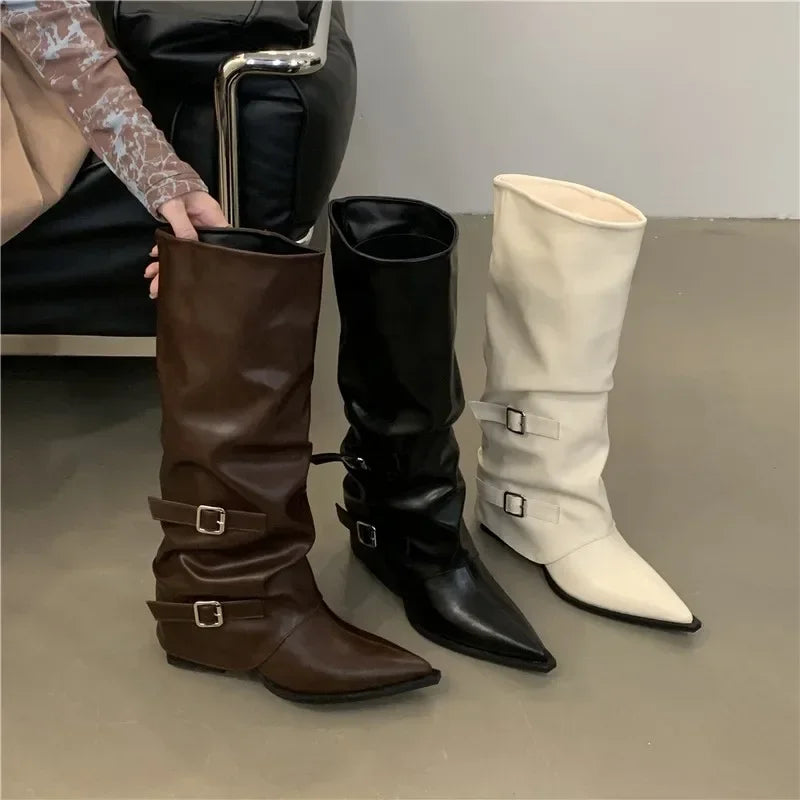 Bota Feminina Bico Fino Plissada Com Fivelas - Promoção De Inverno 2025