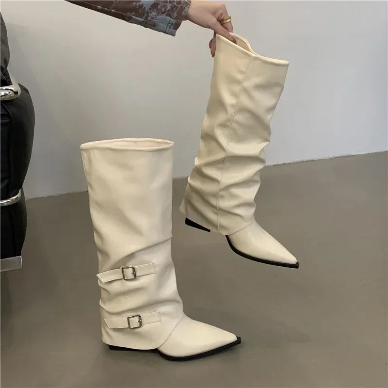 Bota Feminina Bico Fino Plissada Com Fivelas - Promoção De Inverno 2025