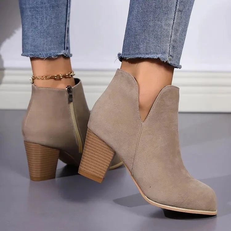 Bota Feminina De Cano Baixo Com Recorte Lateral - Promoção De Inverno 2025