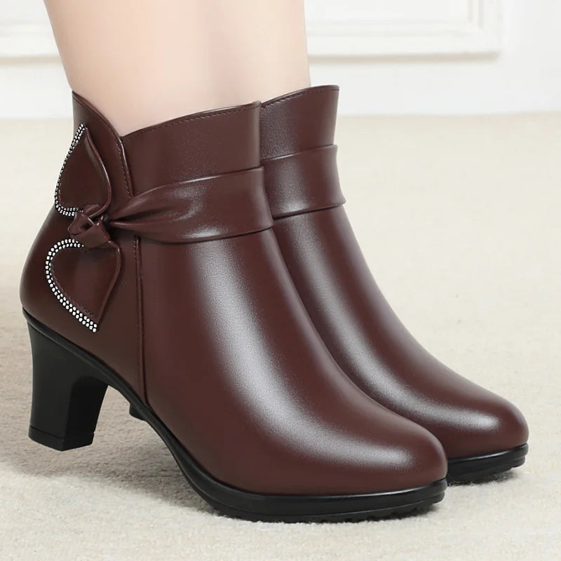 Bota Feminina De Salto Com Laço E Forro Xadrez - Promoção De Inverno 2025