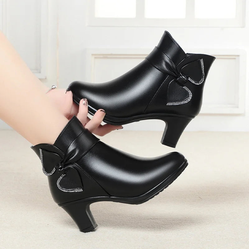 Bota Feminina De Salto Com Laço E Forro Xadrez - Promoção De Inverno 2025