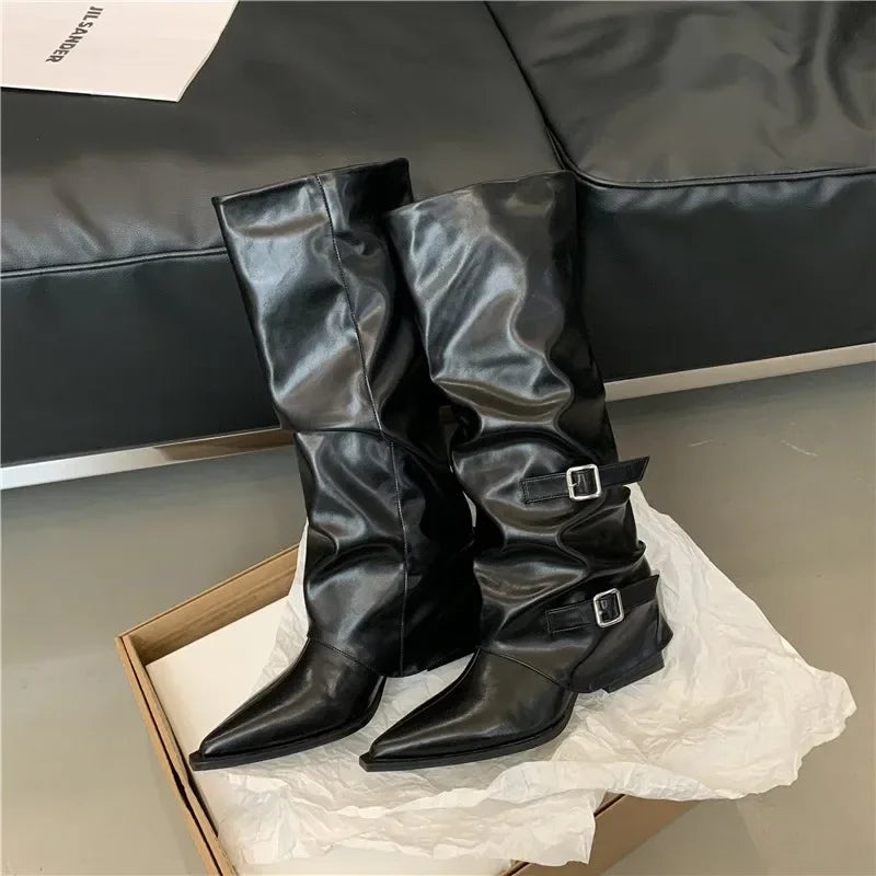 Bota Feminina Bico Fino Plissada Com Fivelas - Promoção De Inverno 2025