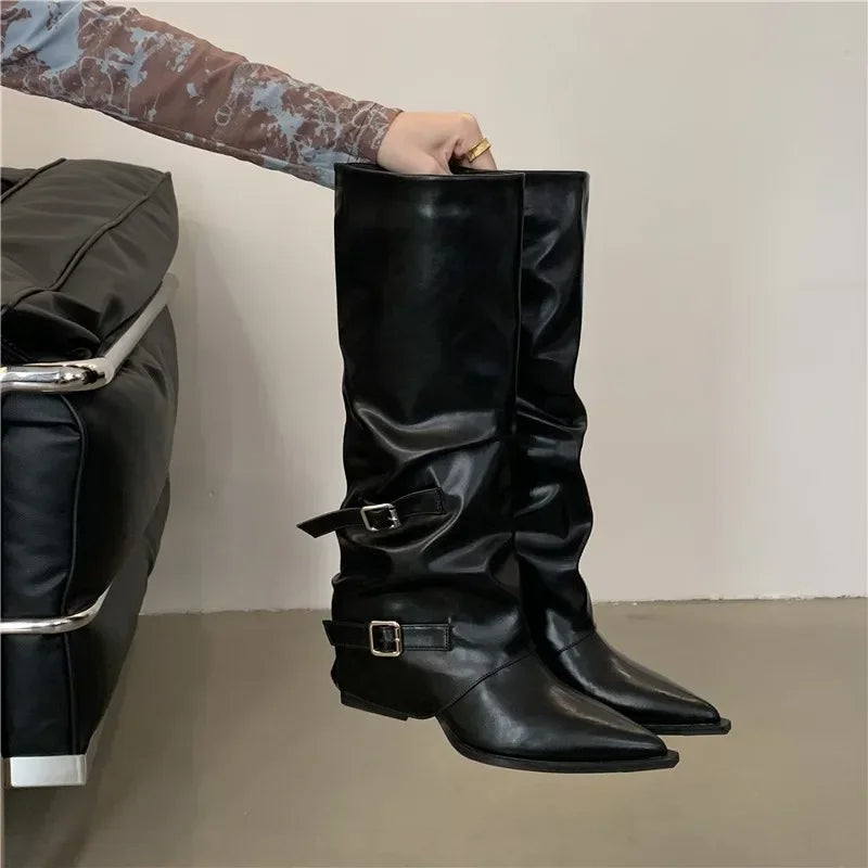 Bota Feminina Bico Fino Plissada Com Fivelas - Promoção De Inverno 2025