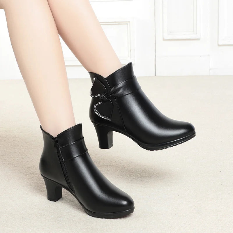 Bota Feminina De Salto Com Laço E Forro Xadrez - Promoção De Inverno 2025