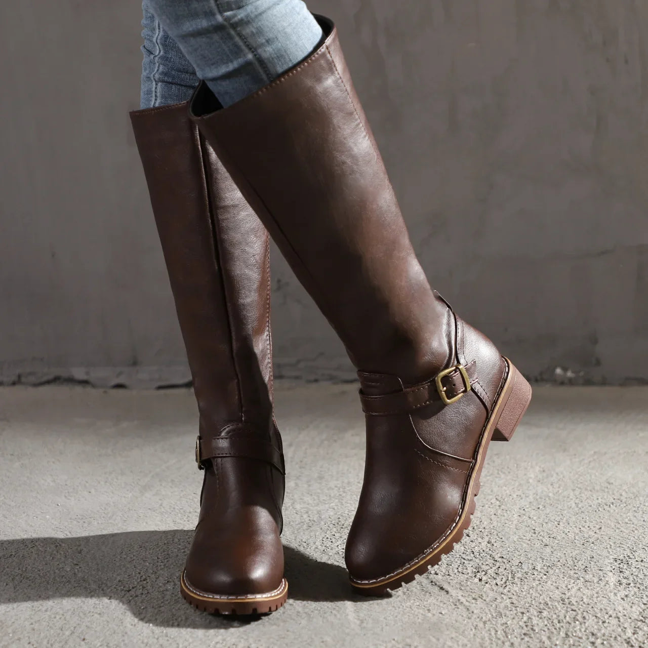 Bota Feminina Cano Alto De Material Resistente Tendência - Promoção De Inverno 2025