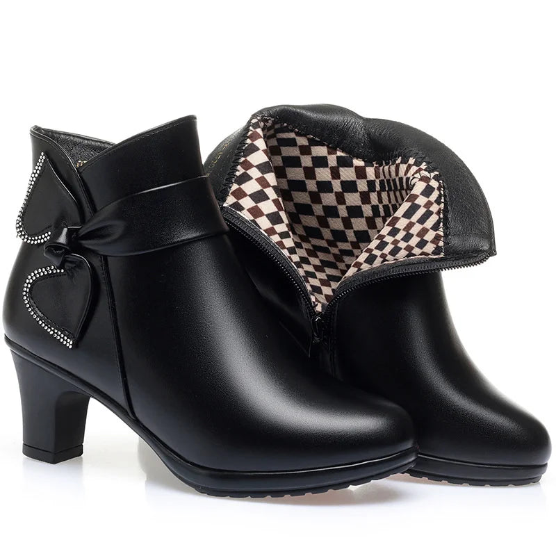 Bota Feminina De Salto Com Laço E Forro Xadrez - Promoção De Inverno 2025