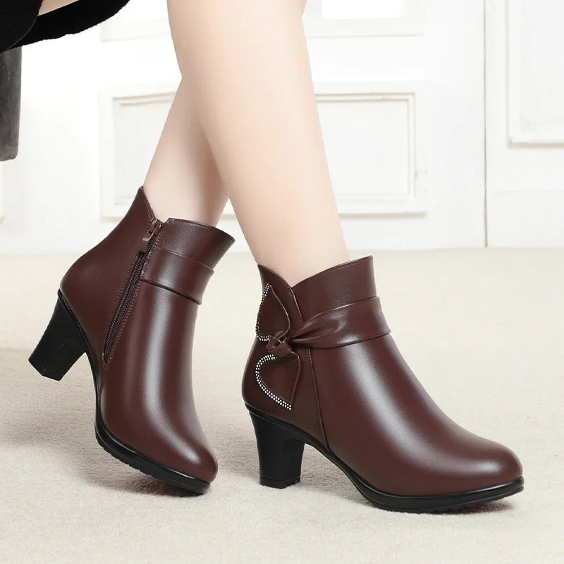 Bota Feminina De Salto Com Laço E Forro Xadrez - Promoção De Inverno 2025