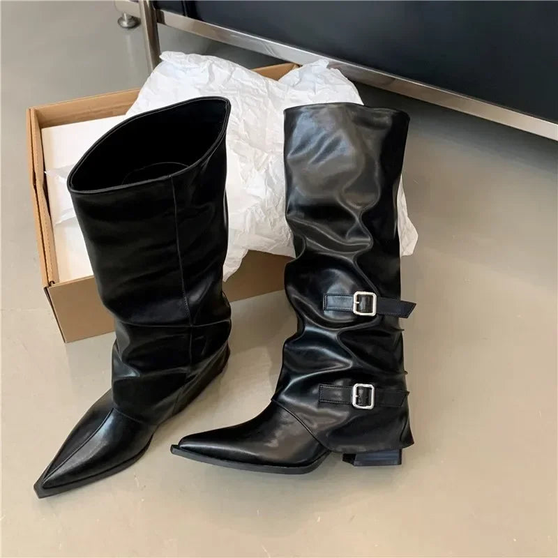 Bota Feminina Bico Fino Plissada Com Fivelas - Promoção De Inverno 2025