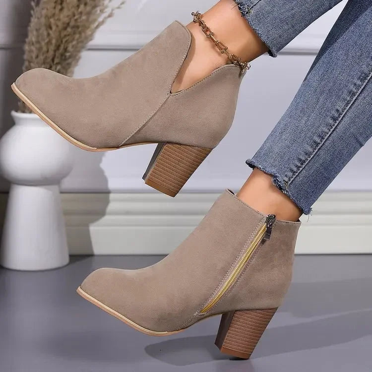 Bota Feminina De Cano Baixo Com Recorte Lateral - Promoção De Inverno 2025