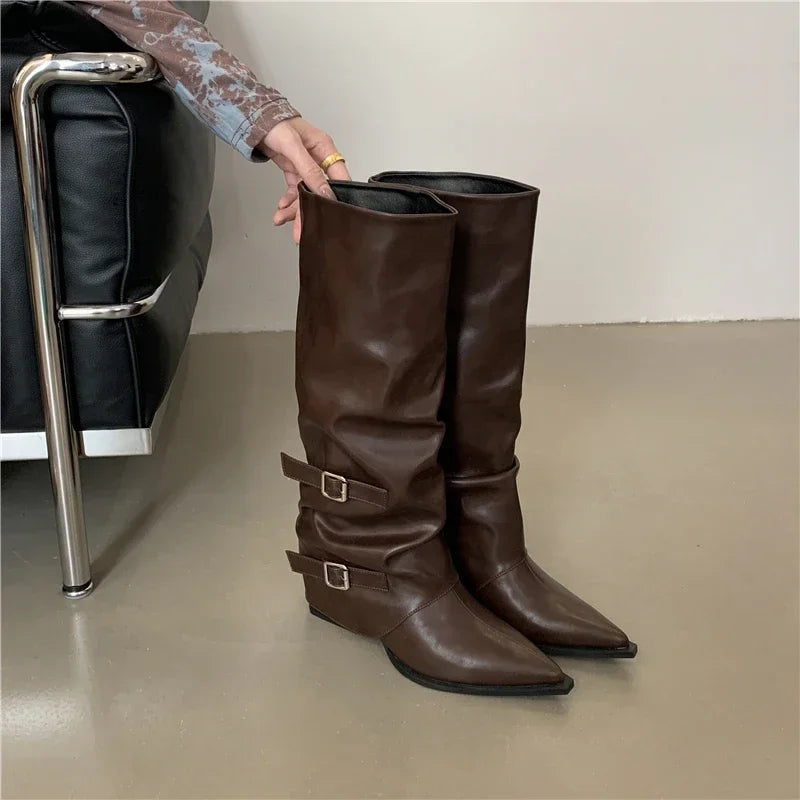 Bota Feminina Bico Fino Plissada Com Fivelas - Promoção De Inverno 2025
