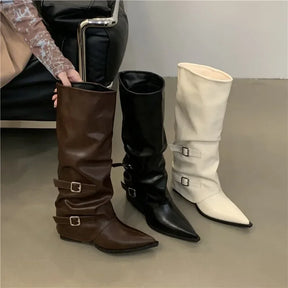Bota Feminina Bico Fino Plissada Com Fivelas - Promoção De Inverno 2025