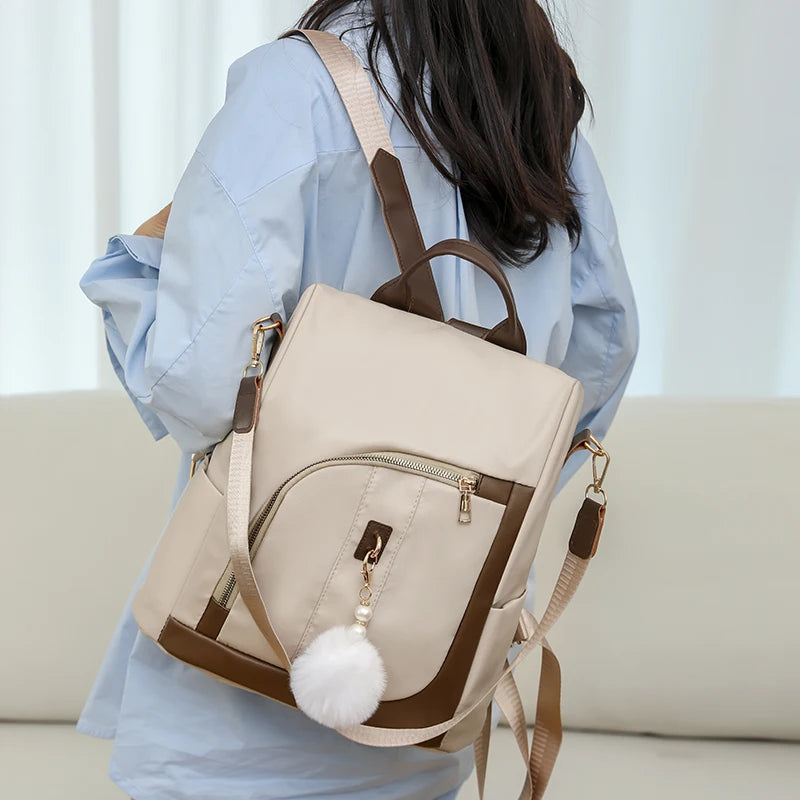 Mochila Feminina Design Moderno Com Zíper Inclinado E Chaveiro