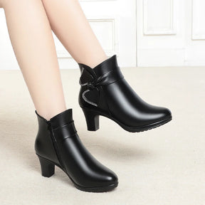 Bota Feminina De Salto Com Laço E Forro Xadrez  - Promoção De Inverno 2025