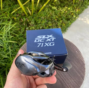 Carretilha Shimano SLX DC XT 71XG com 12 rolamentos. Tecnologia avançada para pesca de precisão, durabilidade e desempenho superior.