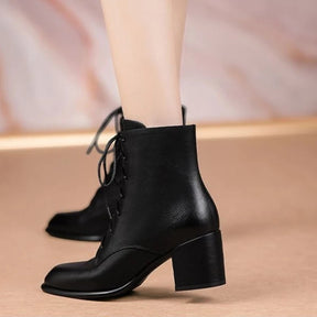 Bota Feminina Modelo Coturno Cano Alto Com Salto Grosso E Cadarço
