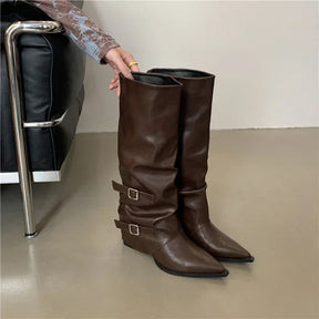 Bota Feminina Bico Fino Plissada Com Fivelas - Promoção De Inverno 2025