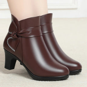 Bota Feminina De Salto Com Laço E Forro Xadrez  - Promoção De Inverno 2025